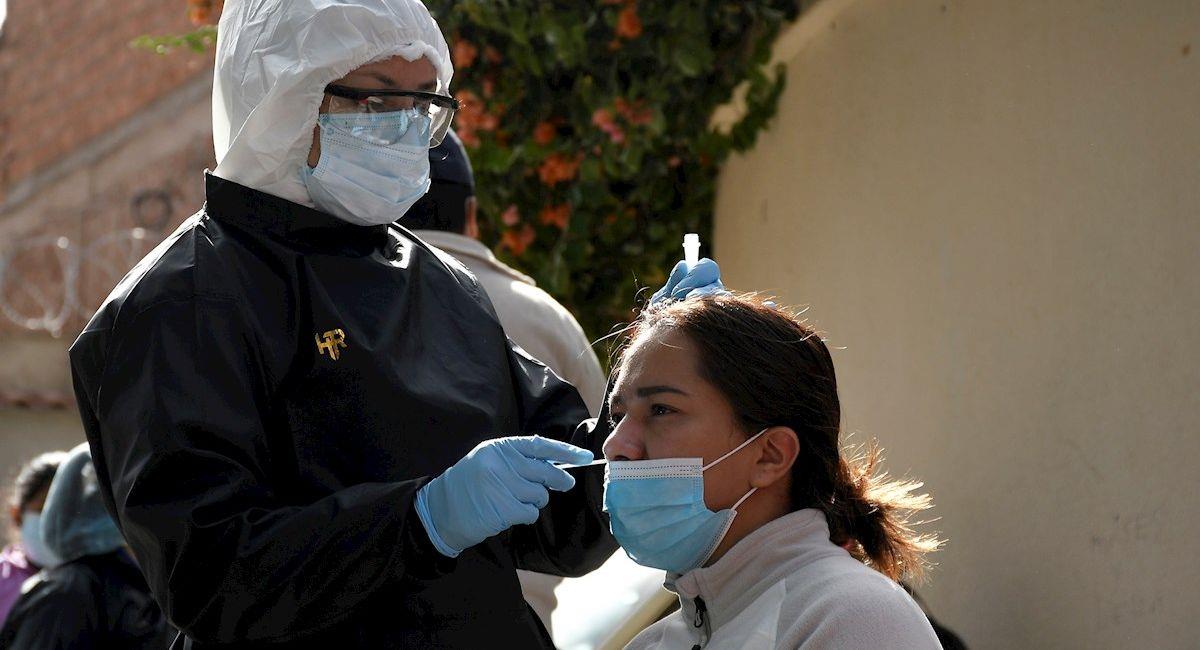 Una trabajadora de la salud toma una prueba antígeno contra la covid-19. Foto: EFE
