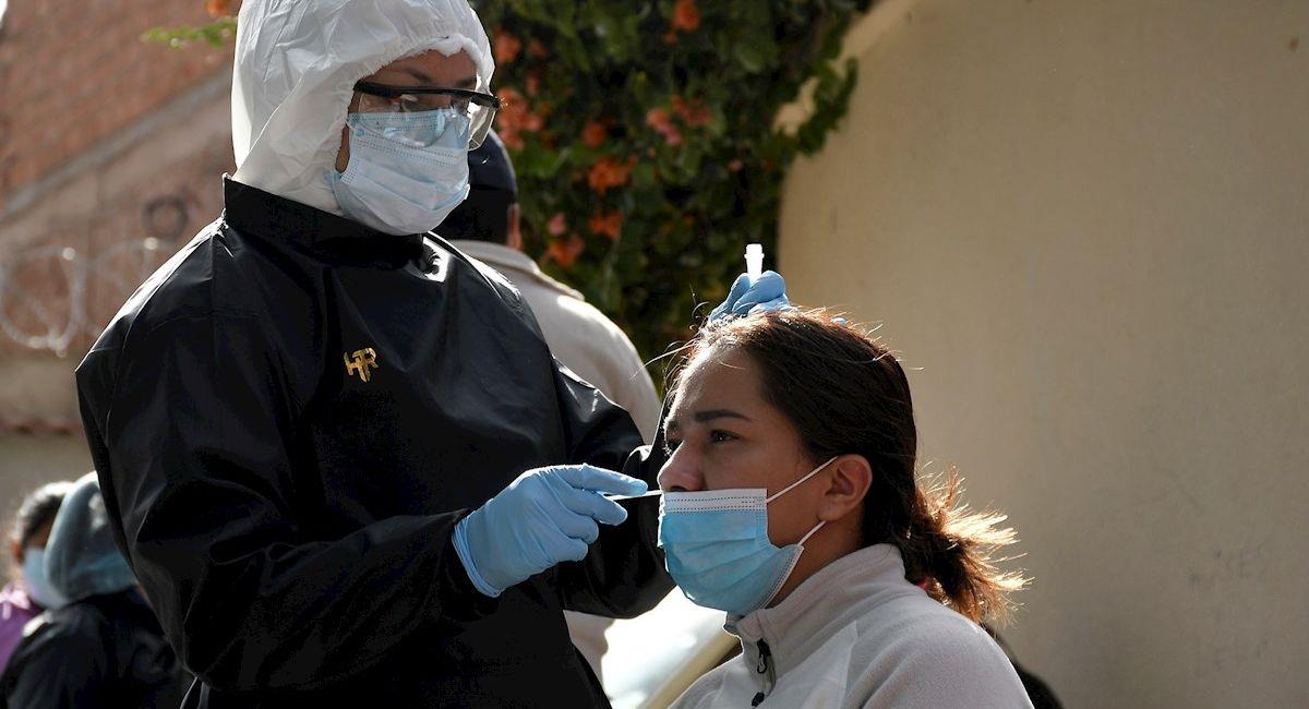 Una trabajadora de la salud toma una prueba antígeno contra la covid-19. Foto: EFE