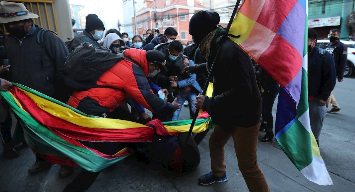Enfrentamiento entre afines al Gobierno y personas de plataformas ciudadanas. Foto: EFE