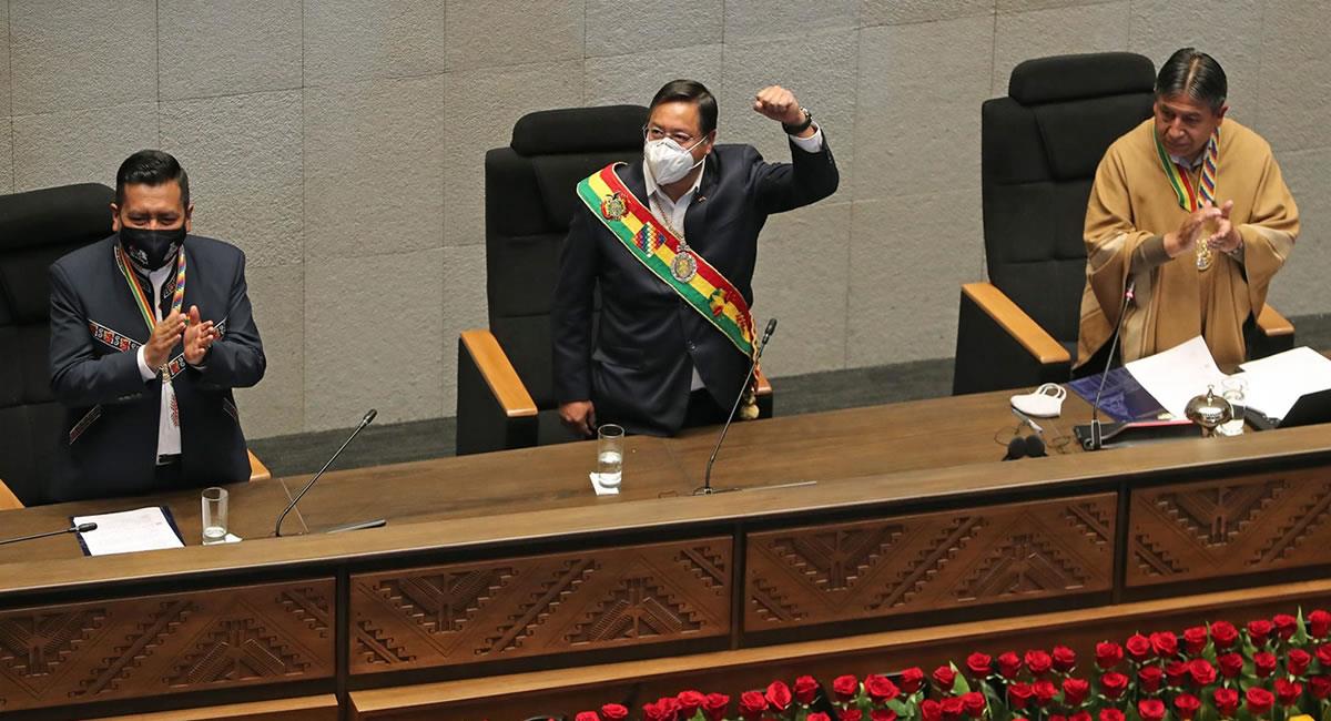 El presidente de Bolivia, Luis Arce, saluda antes del discurso ante la Asamblea Legislativa Nacional. Foto: EFE