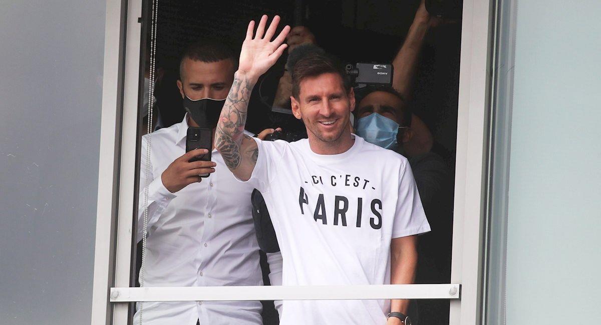 Messi saluda a hinchas en su llegada a París. Foto: EFE