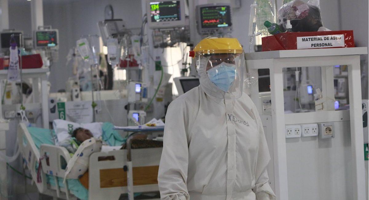 Personal de sanidad atiende a un enfermo con COVID-19. Foto: EFE