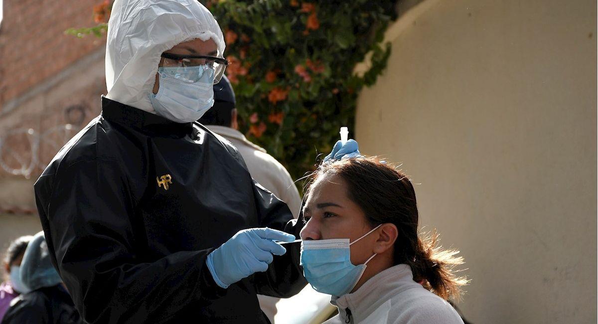 Una trabajadora de la salud toma una prueba antígeno contra la COVID-19. Foto: EFE