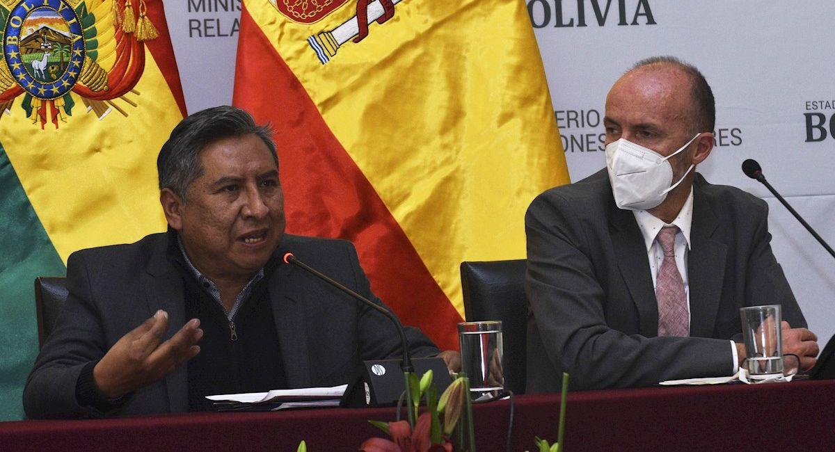 El Canciller boliviano, Rogelio Mayta (i) y el embajador de España en Bolivia (d), Francisco Javier Gassó. Foto: EFE