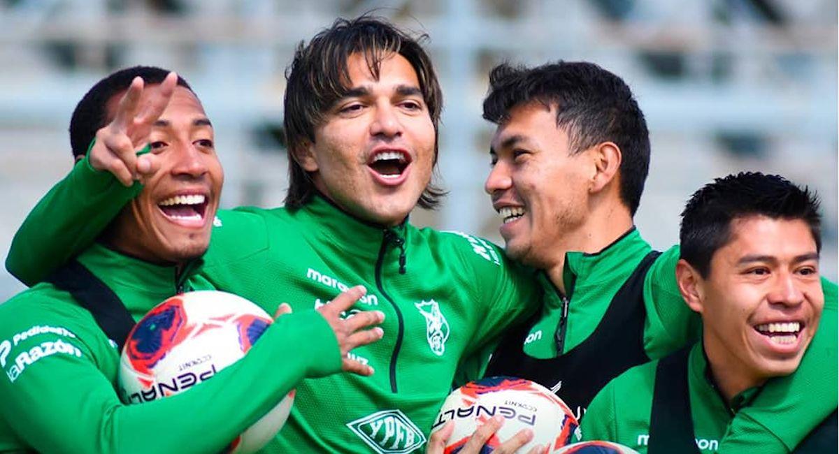 Jugadores durante los entrenamiento de la selección boliviana. Foto: Facebook @laverdefbf