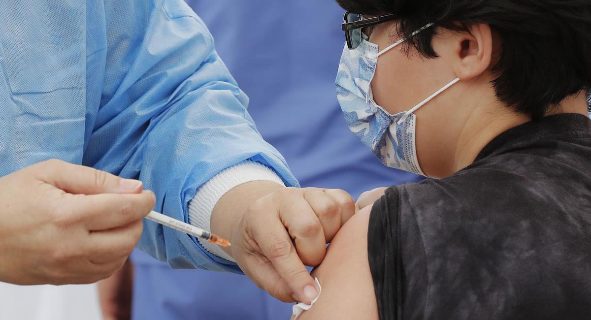 Autoridades sanitarias y expertos coinciden en que la vacunación de menores de edad contra la covid-19 es segura y necesaria. Foto: EFE