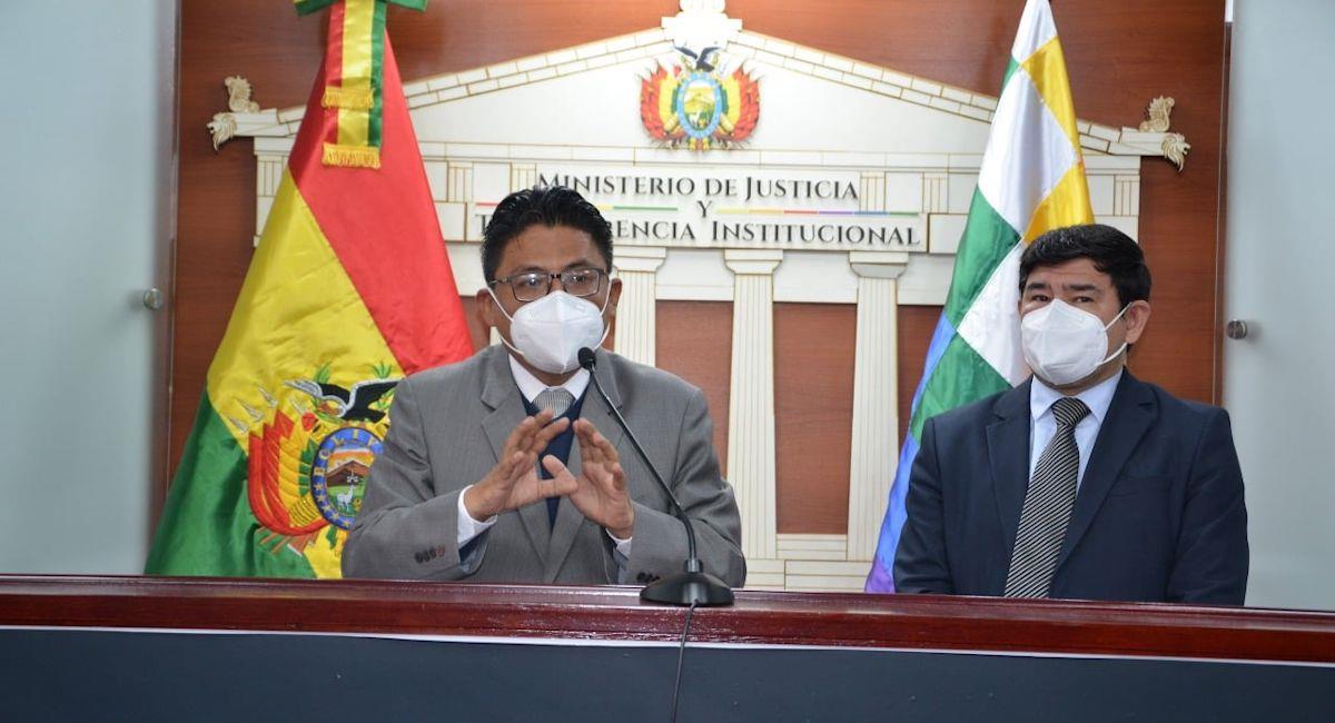 El ministro de Justicia, Iván Lima (i), junto al director de Dirnoplu, Milton Barón (d). Foto: ABI