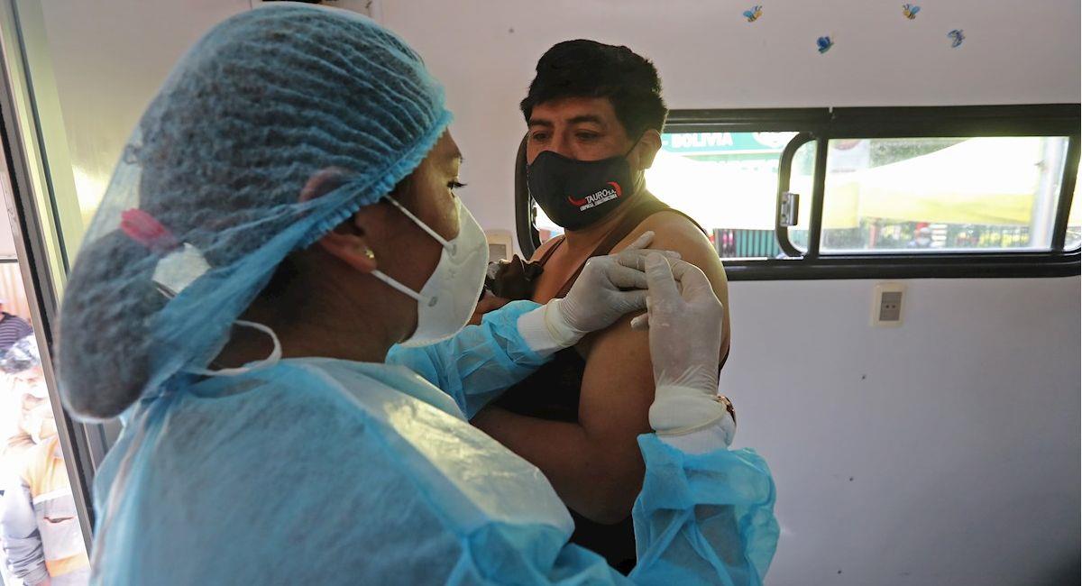 Vacunación contra la COVID-19. Foto: EFE