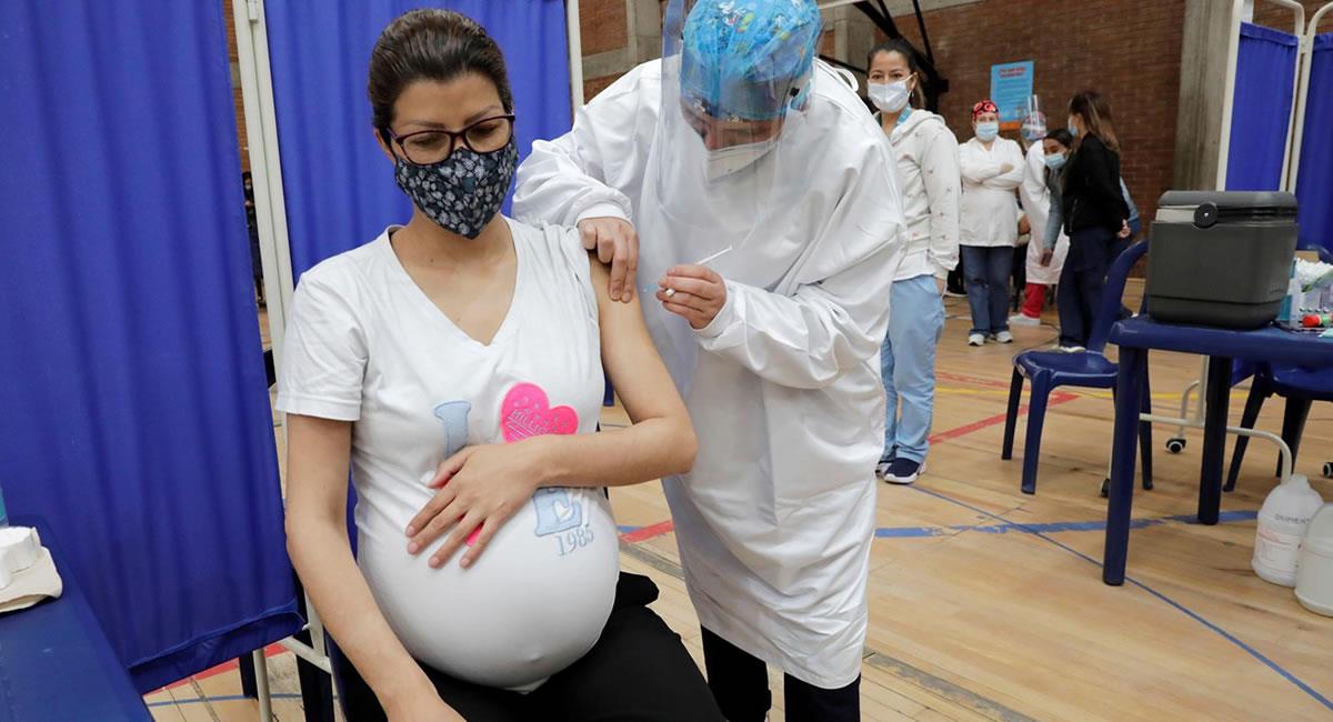 Las vacunas aprobadas por la OMS "son seguras" durante el embarazo. Foto: EFE