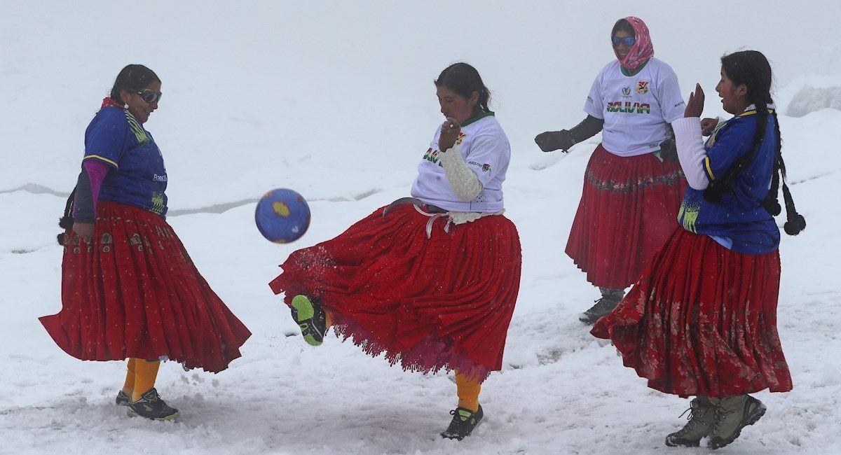 Las cholitas escaladoras jugaron un partido de fútbol en el Huayna Potosí. Foto: EFE