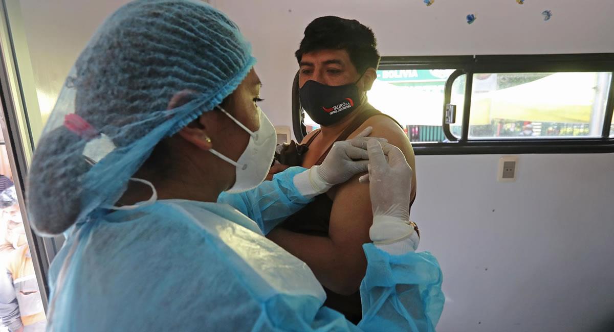 Bolivia recibe vacunas AstraZeneca donadas por España y Francia. Foto: EFE