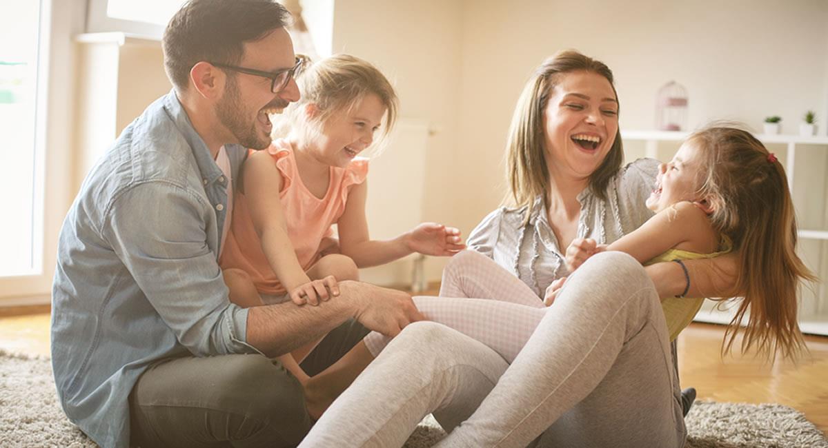 Maternar o paternar es más que hacer actividades, manualidades y jugar. Foto: Shutterstock
