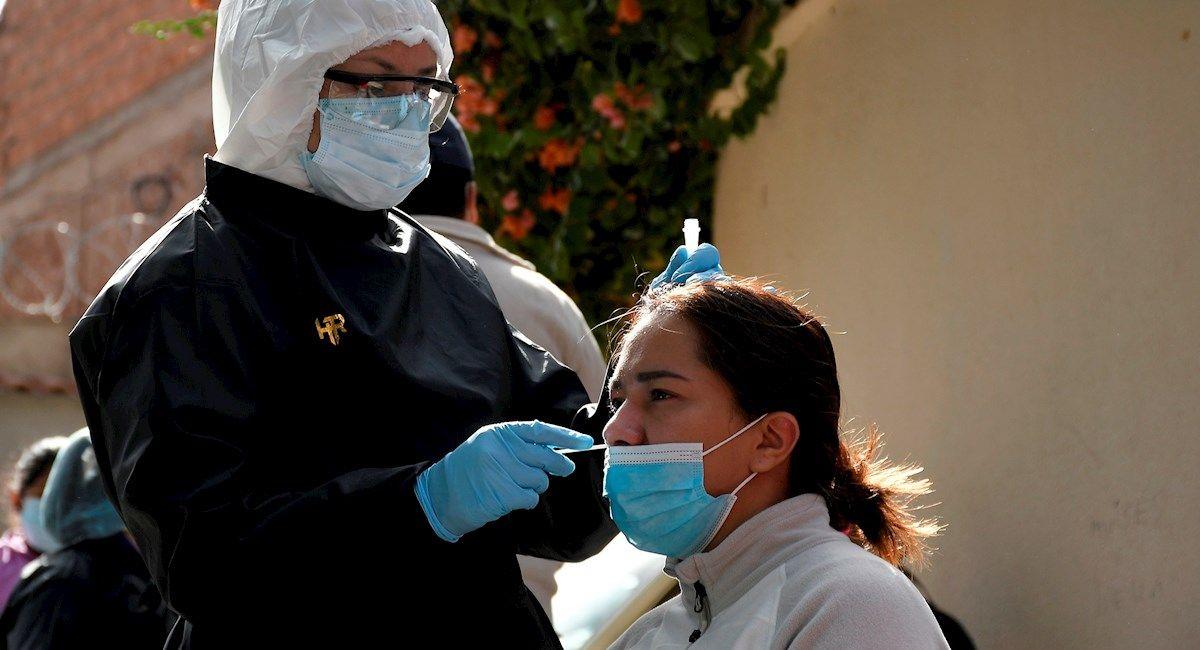 Trabajadora de la salud toma una prueba antígeno nasal. Foto: EFE
