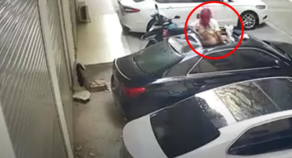 La mujer cayó encima de un coche cuando tenía relaciones y afortunadamente no sufrió lesiones de gravedad. Foto: Youtube / Captura canal Tribuna México