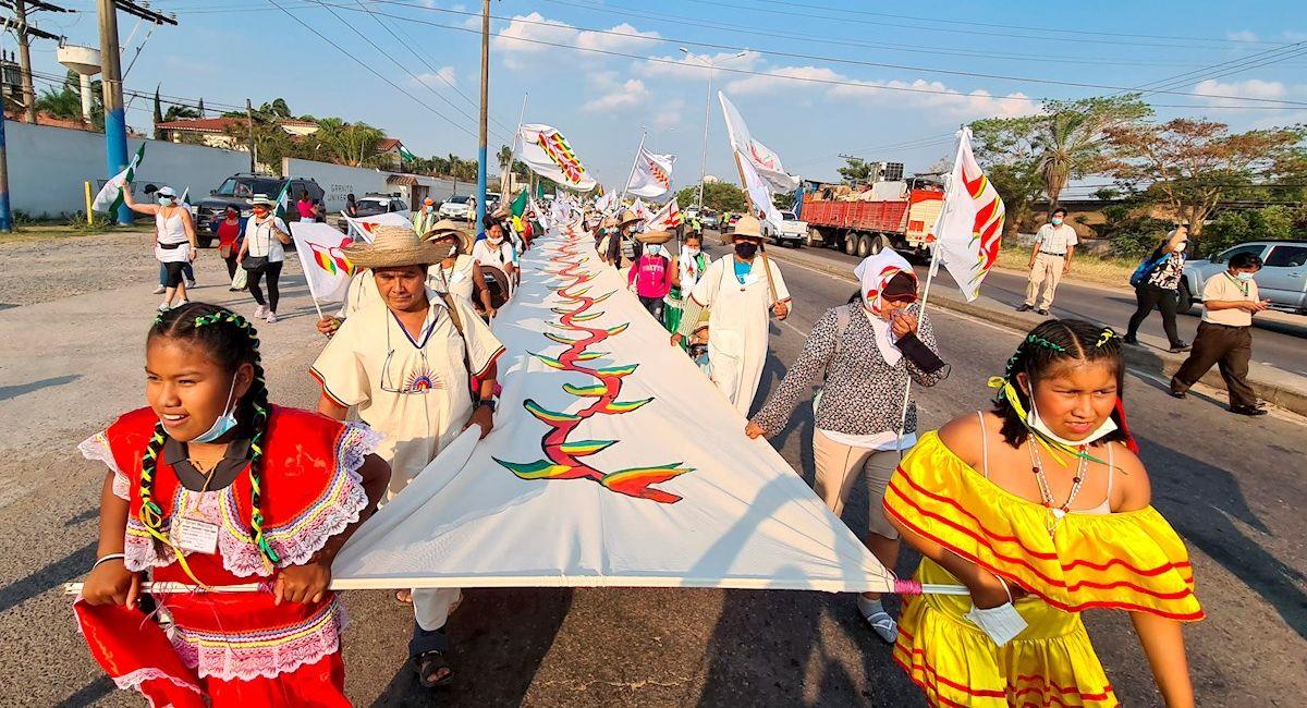 La marcha indígena en su ingreso a Santa Cruz. Foto: EFE