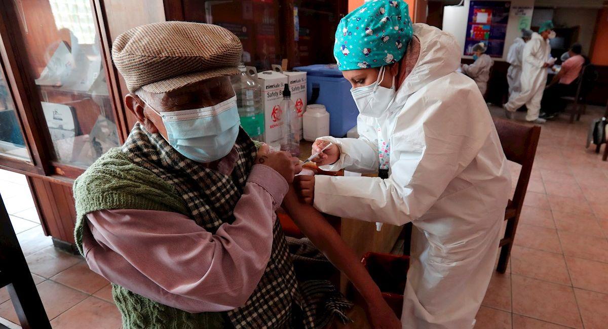 Un adulto de la tercera edad recibe la vacuna contra la COVID-19. Foto: EFE
