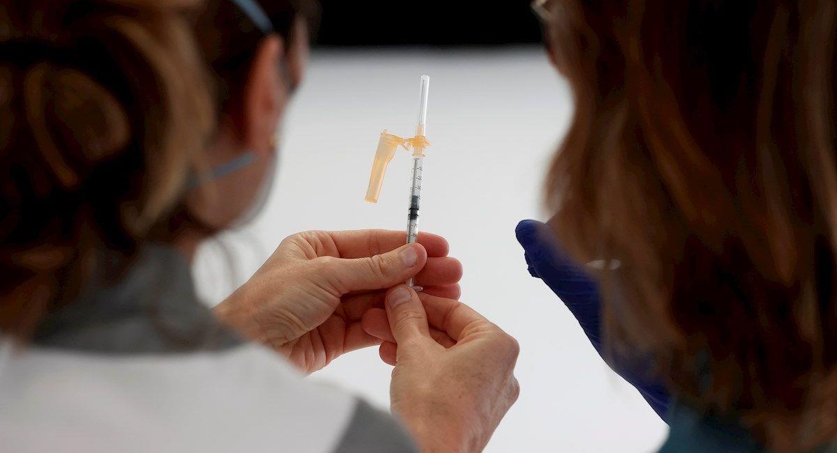 Dos enfermeras observan una dosis de vacuna contra la covid-19. Foto: EFE