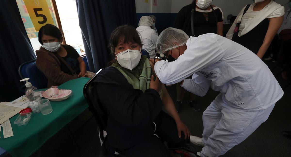 Bolivia vacunó al 51,2% de su población y reporta un alza de 7% de los casos de covid. Foto: EFE