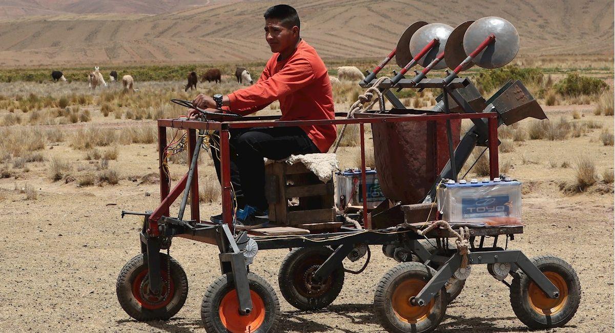 Ramiro Mamani fabricó el robot "Satiri" para arar el terreno y plantar papas. Foto: EFE
