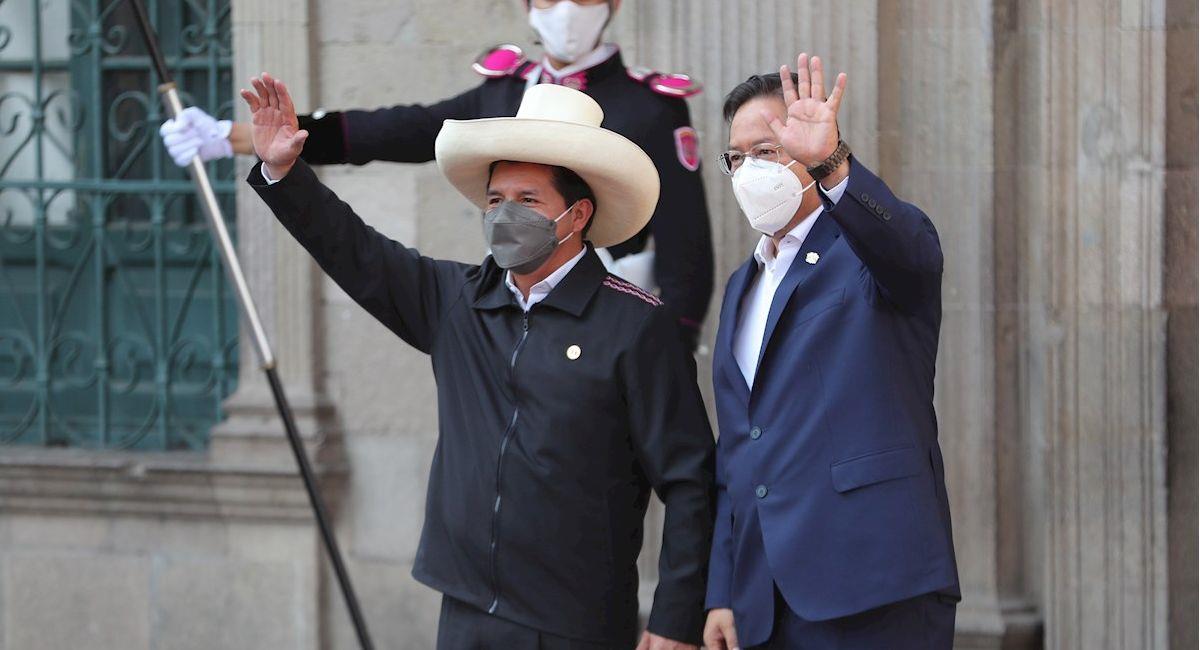 El presidente de Perú, Pedro Castillo, junto a su homólogo de Bolivia, Luis Arce. Foto: EFE