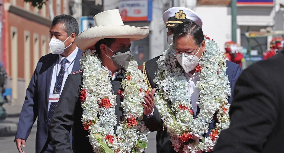 El presidente Luis Arce junto a su homólogo peruano, Pedro Castillo. Foto: EFE