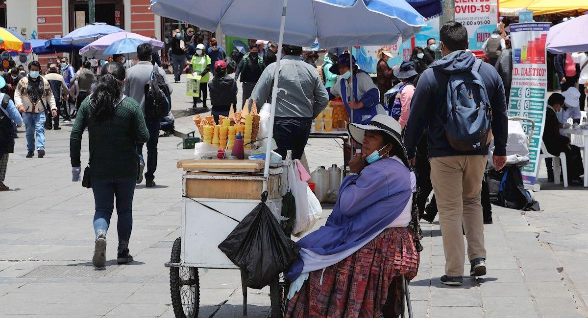 Vendedora en las afueras del templo de San Francisco en La Paz. Foto: EFE