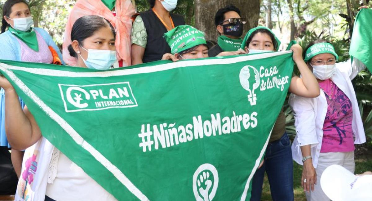 Activistas feministas se manifiestan a las afueras del Hospital de la Mujer Percy Boland, en Santa Cruz (Bolivia). Foto: EFE