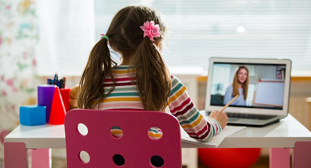 El conjunto de computadoras portátiles podría complementarse en la educación. Foto: Shutterstock