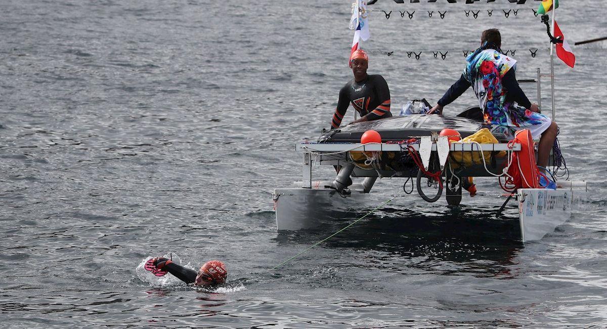 Los nadadores franceses ya recorren el lago Titicaca. Foto: EFE