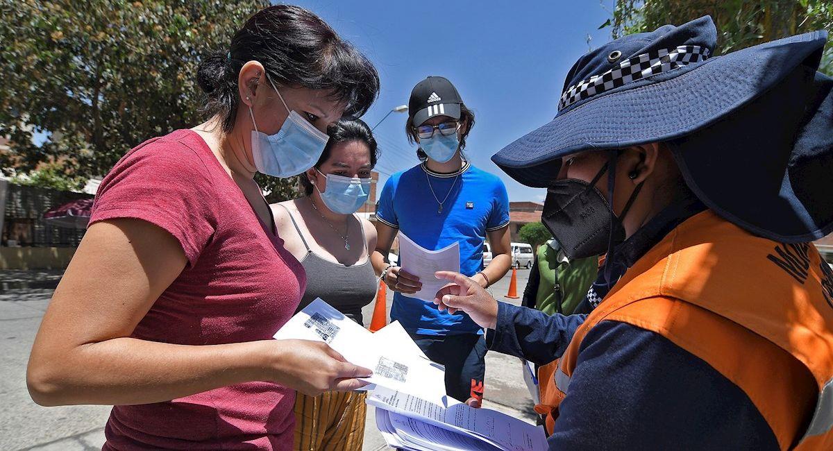 Grupos de personas acuden a vacunarse contra la covid-19. Foto: EFE