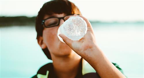 ¿Cuál es la importancia y los beneficios de mantenerse hidratado?