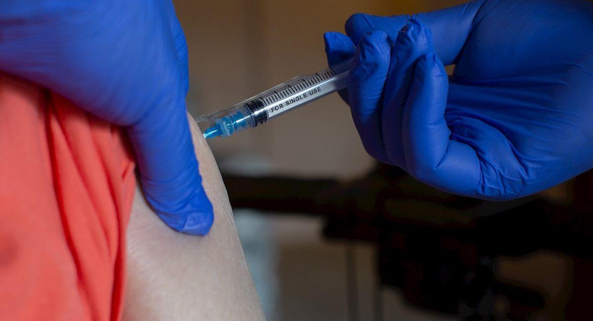 Una persona es vacunada contra la covid-19. Foto: EFE