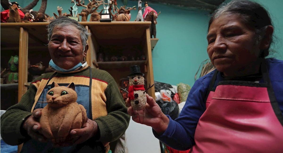 Rufino y Francisca transforman semillas en arte. Foto: EFE