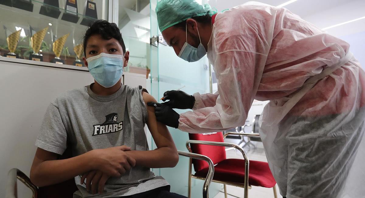 La población vacunable en Bolivia es de 10,2 millones y el país tiene garantizadas 18 millones de vacunas para aplicar. Foto: EFE