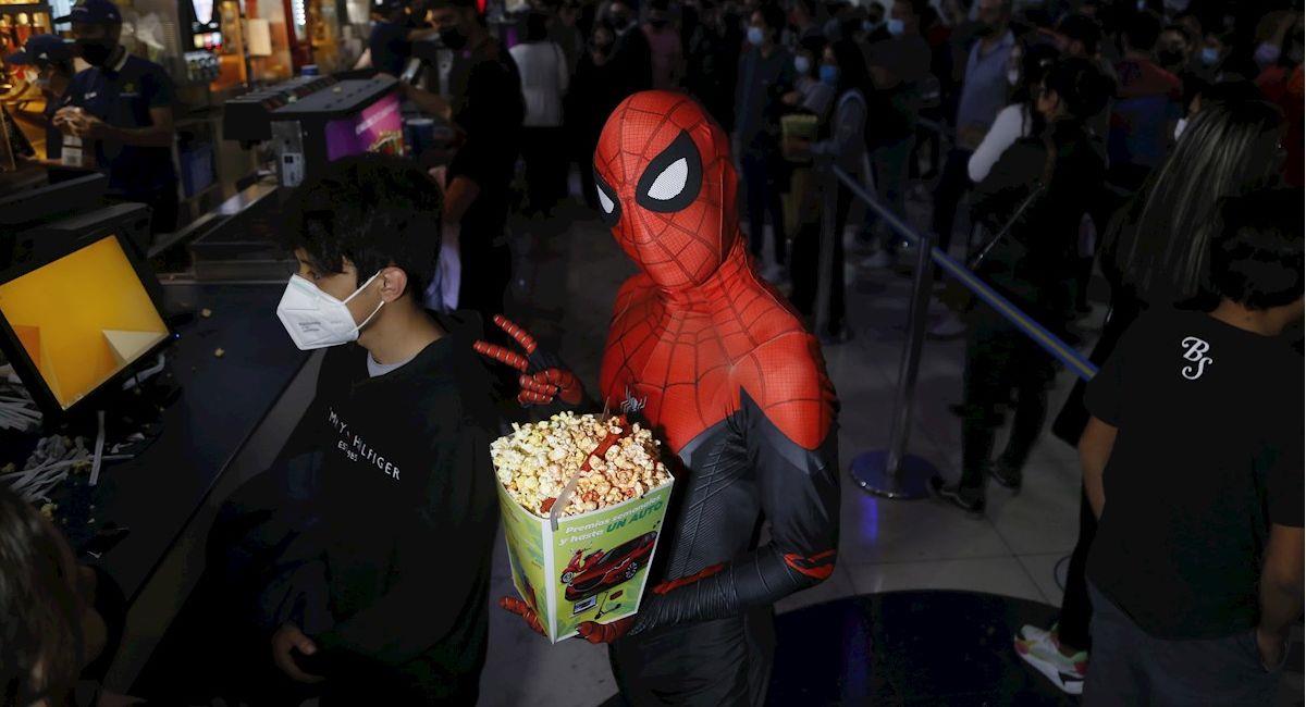 Un fanático disfrazado acude a ver "Spider-Man: No Way Home". Foto: EFE
