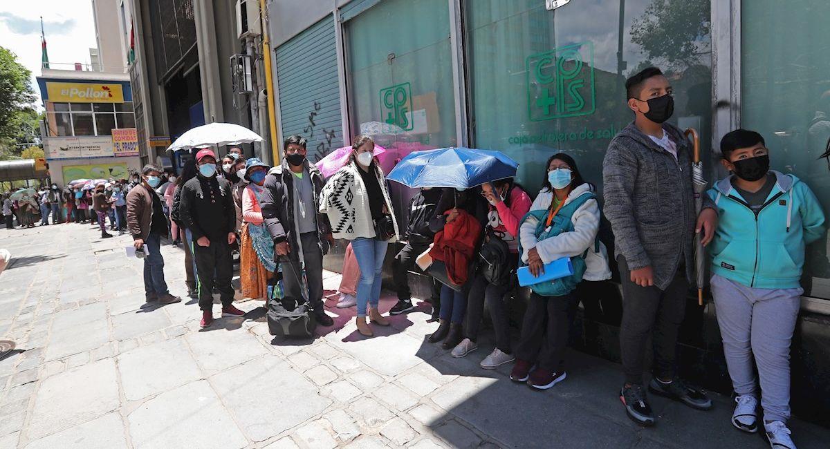 Personas hacen fila para recibir una dosis de la vacuna contra la COVID-19. Foto: EFE