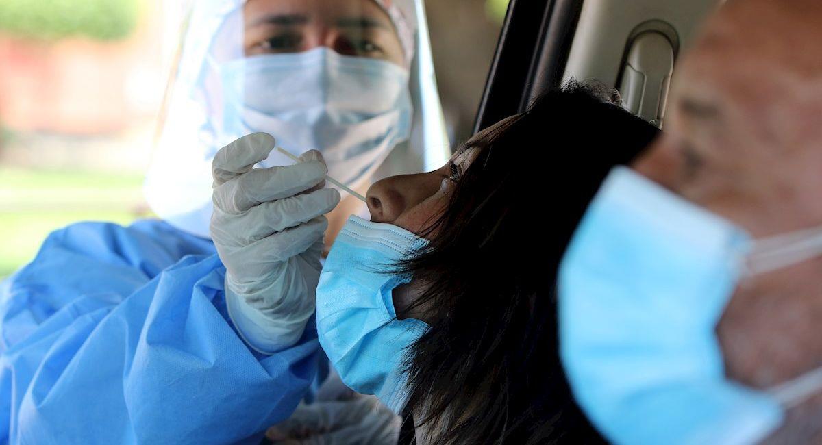 Un persona se realiza una prueba de antígeno nasal. Foto: EFE