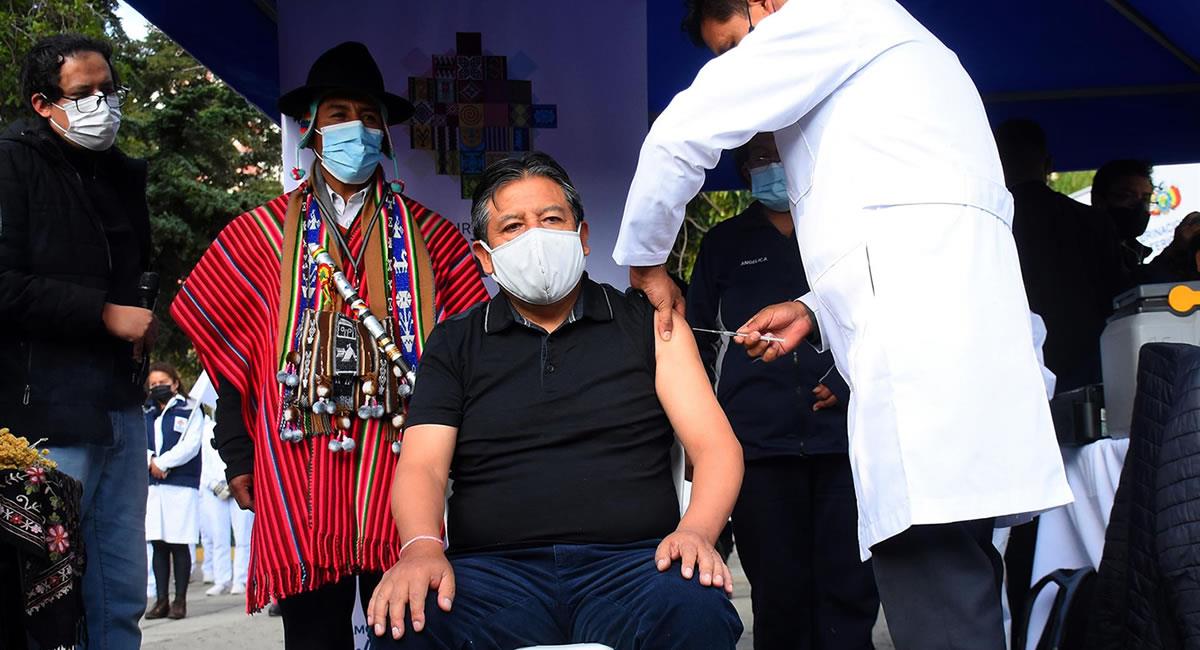 El ministro de Salud le colocó al vicepresidente Choquehuanca la primera dosis de la vacuna. Foto: EFE