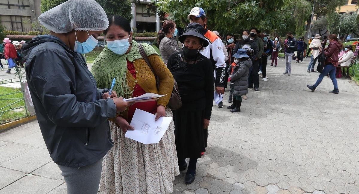 Ciudadanos asisten a vacunarse contra la covid-19 hoy, en La Paz (Bolivia). Foto: EFE