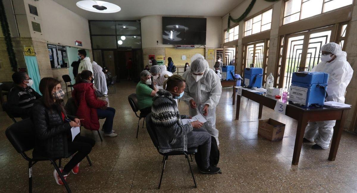 Fotografía de archivo de varias personas mientras esperan para recibir la vacuna contra la covid-19 durante una jornada de vacunación en La Paz. Foto: EFE