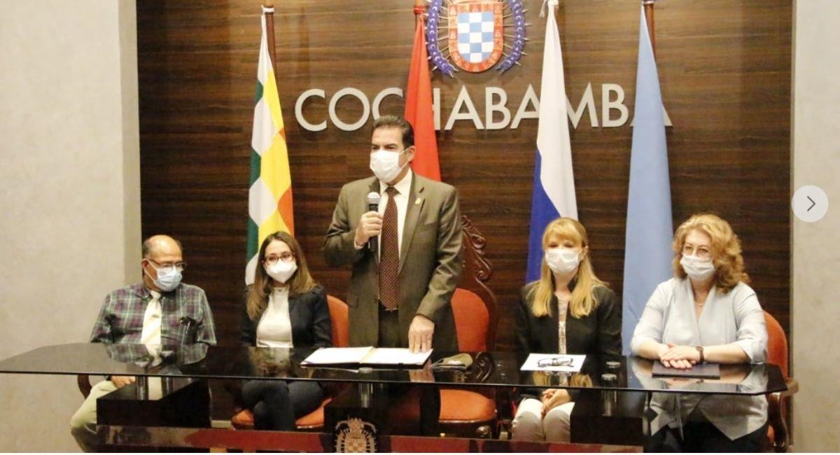 Alcalde de Cochabamba, Manfred Reyes Villa informando acerca de las nuevas restricciones. Foto: Facebook