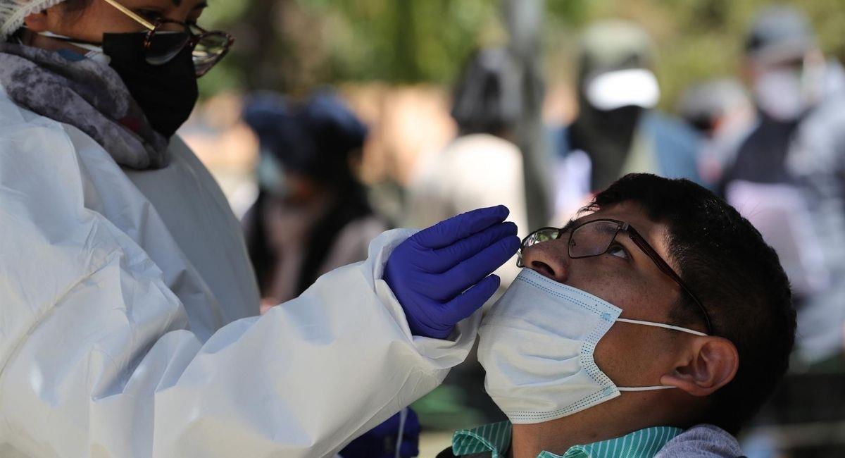 Funcionarios de la Salud realizan la prueba PCR o antígeno nasal a ciudadanos en un punto móvil de diagnóstico en La Paz (Bolivia), en una fotografía de archivo. Foto: EFE