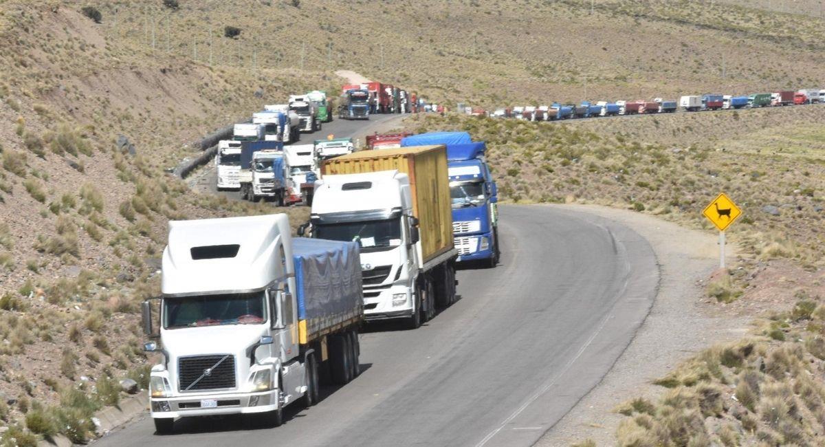 Choferes de transporte pesado varados en frontera de Tambo Quemado, Chile. Foto: EFE