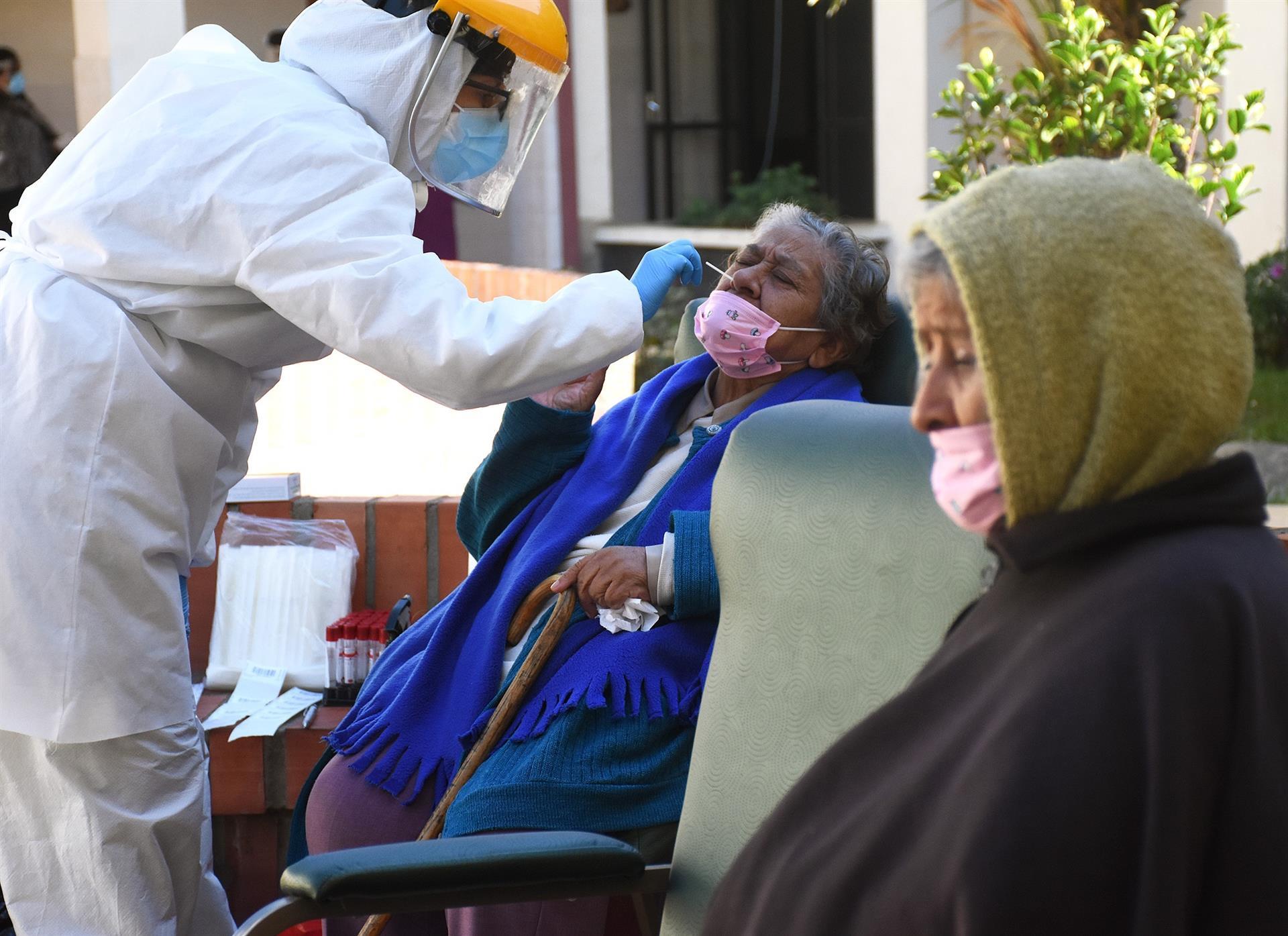 Adulta mayor al someterse a un examen de detección de la covid-19, en Cochabamba. Foto: EFE