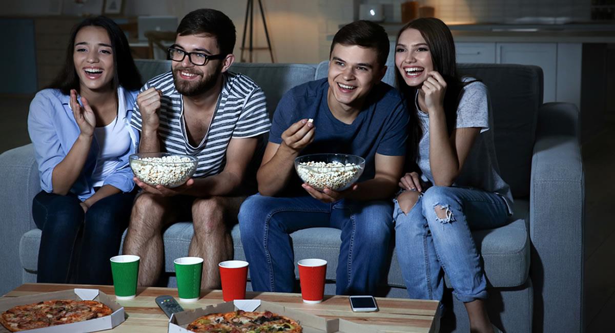 Disfruta de tu película favorita acompañado de buena compañía y comida. Foto: Shutterstock