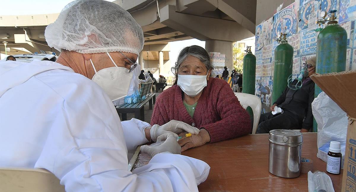 Bolivia está atravesando la cuarta ola por la enfermedad. Foto: EFE