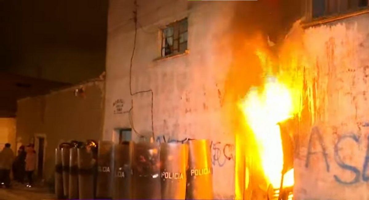 Imagen del incendio en la vivienda de El Alto del asesino Richard Flores. Foto: Youtube