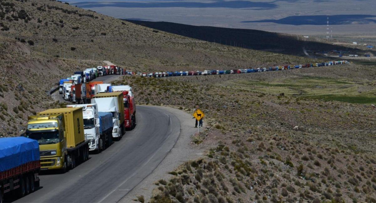 Transportistas varados en frontera chilena. Foto: ABI