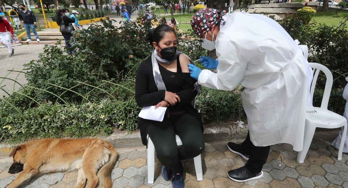 Fotografía de archivo de un trabajador de la salud mientras aplica una vacuna contra el covid-19 en La Paz. Foto: EFE
