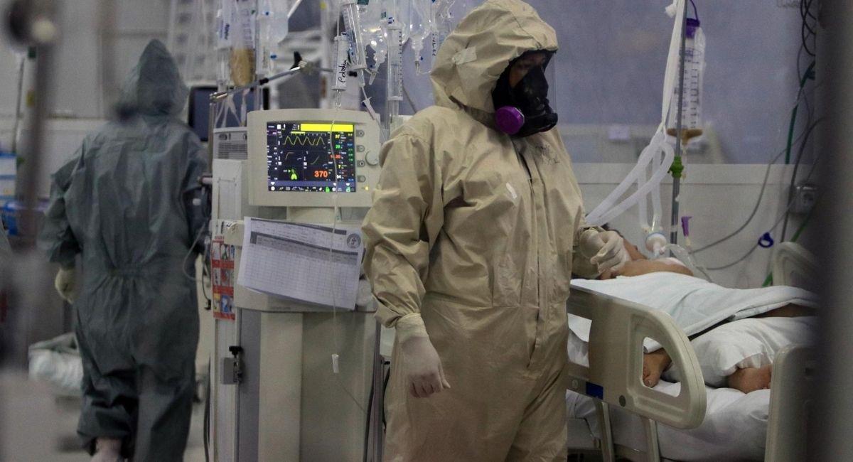 Funcionarios de salud revisan a los pacientes en la sala de terapia intensiva del hospital Japonés en Santa Cruz (Bolivia), en una fotografía de archivo. Foto: EFE